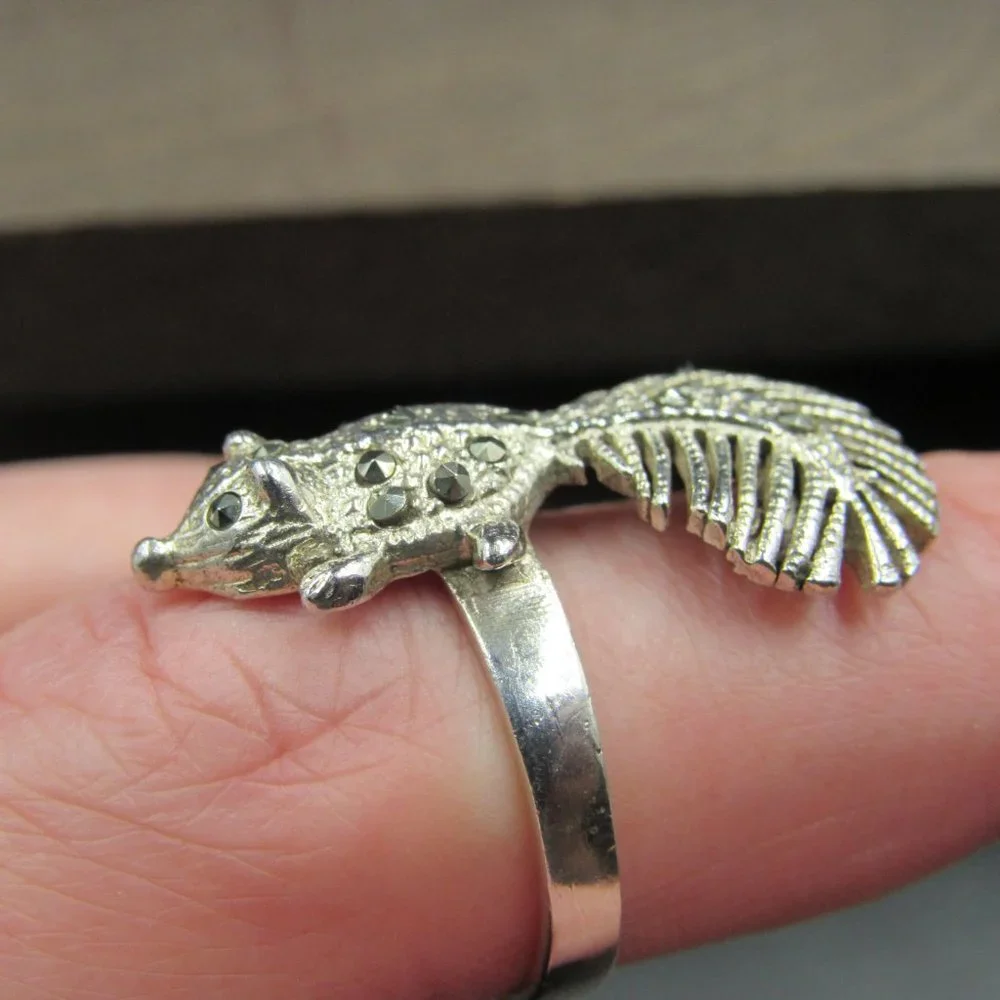 Size 7.5 Sterling Silver Marcasite Squirrel Band Ring - Picture 3 of 6